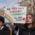 Feminist fəal Natəvan heykəlinin önündə saxlanılıb