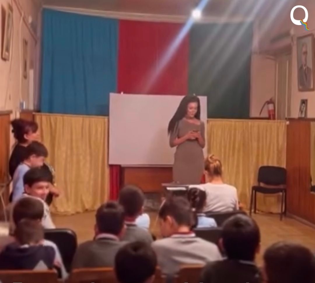 Trans qadın müğənninin mahnı səsləndirdiyi mədəniyyət evindəki təşkilatçı işdən çıxarılıb