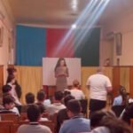 Trans müğənni məktəblilərin önündə oxudu, mediada hədəf oldu