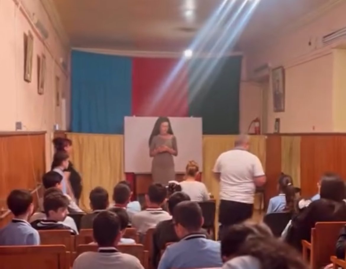 Trans müğənni məktəblilərin önündə oxudu, mediada hədəf oldu