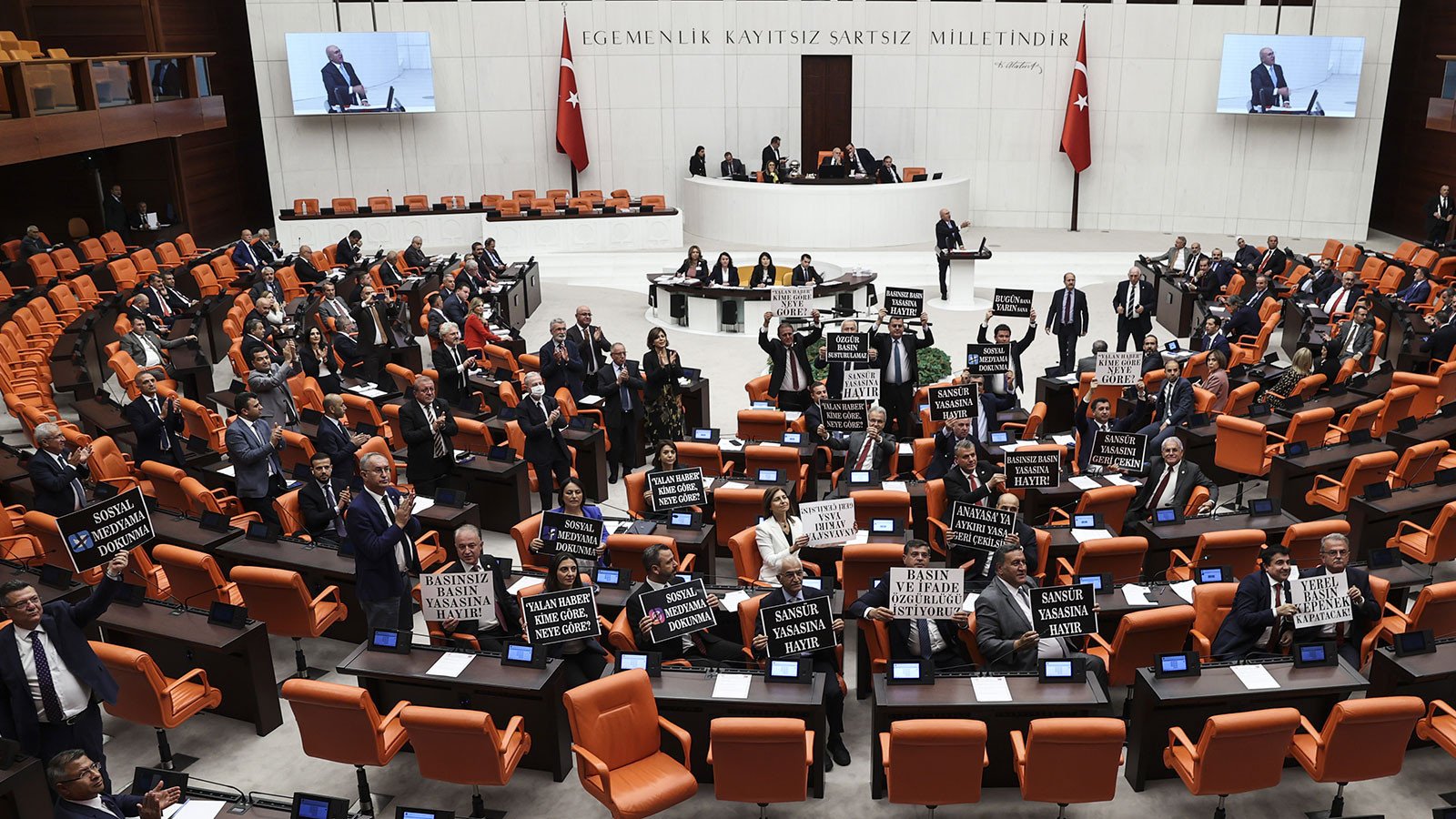 Türkiyədə LGBTQ+ olduğunu bəyan etmək həbsə yol aça bilər