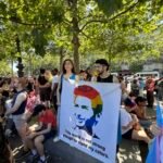 Paris qürur yürüyüşündə İsa Şahmarlı haqda plakat