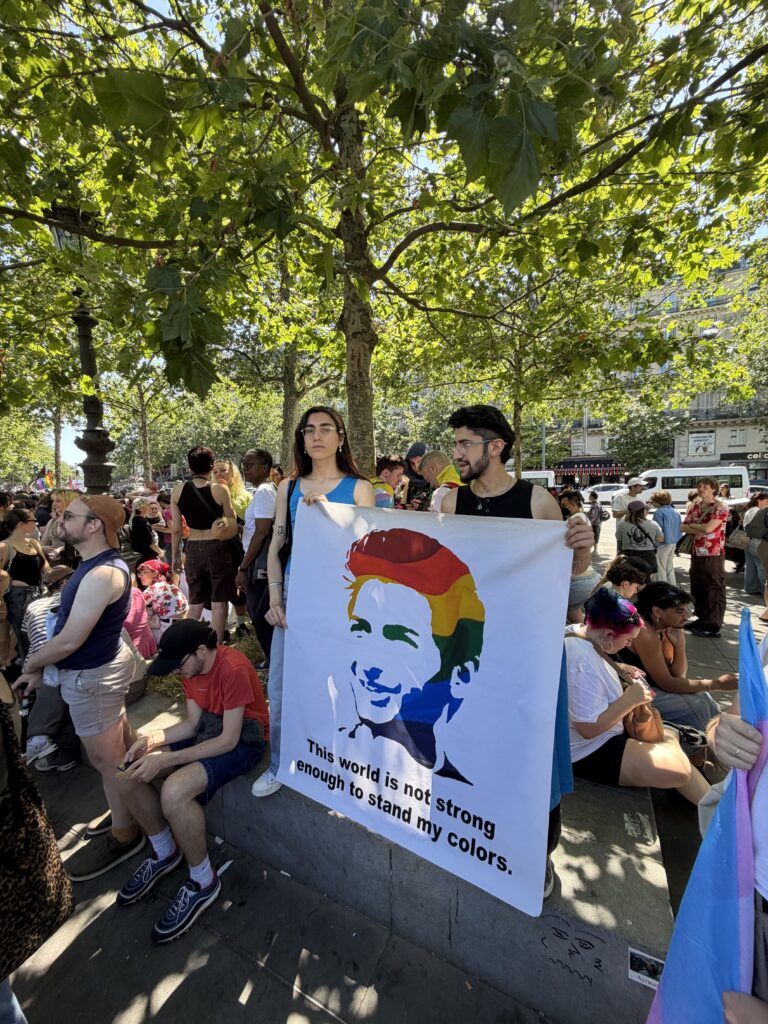 Paris qürur yürüyüşündə İsa Şahmarlı haqda plakat